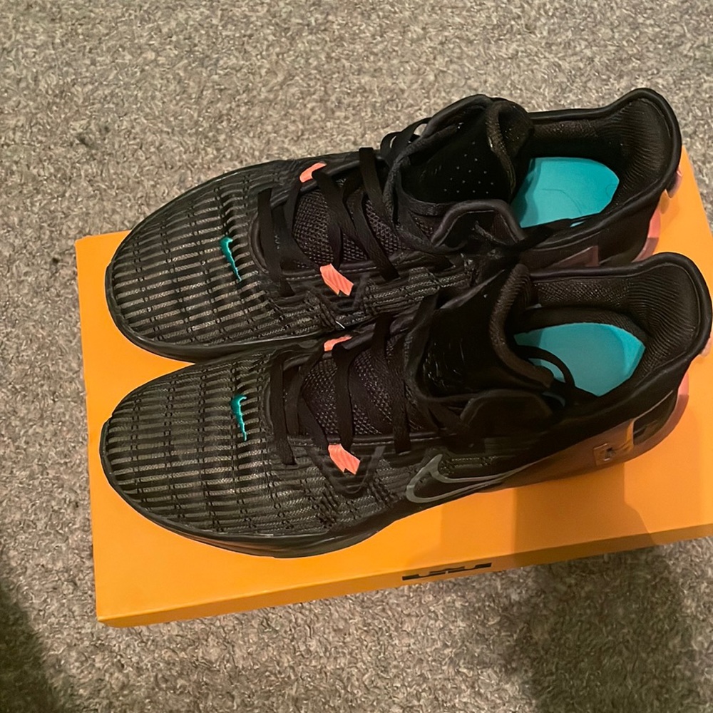 Lebron Witness 6 basketball shoes